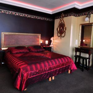 Zimmer mit Kingsize-Bett