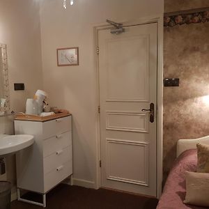 Zimmer mit Kingsize-Bett